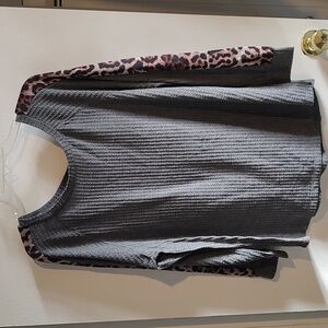 Brittany Black Women's Gray Leopard Print Sleeve Top Size ize 1X